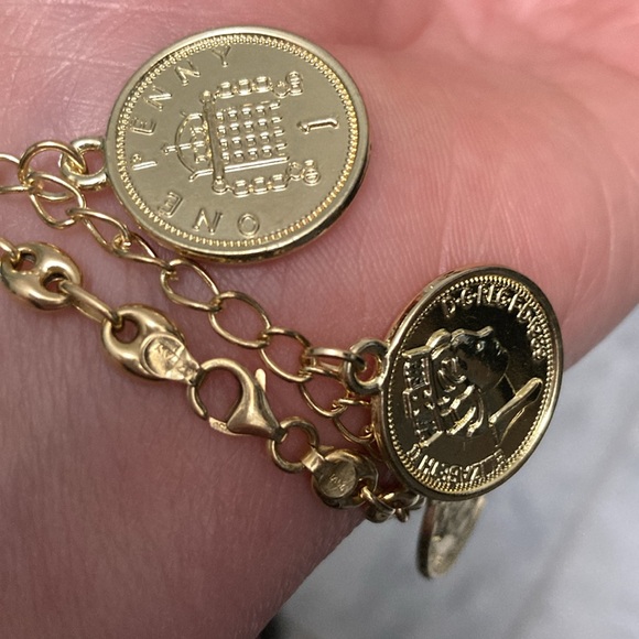 Gold coin charm bracelet fits up to size 8 wrist - Picture 5 of 6